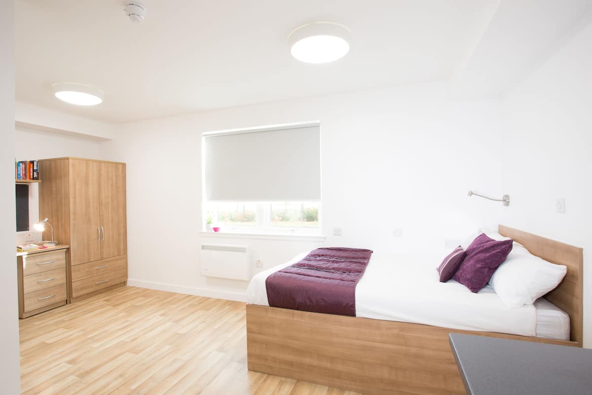 Estudio clásico (3/4 Size Small Double Bed) | Escritorio, wifi gratis, ropa de cama