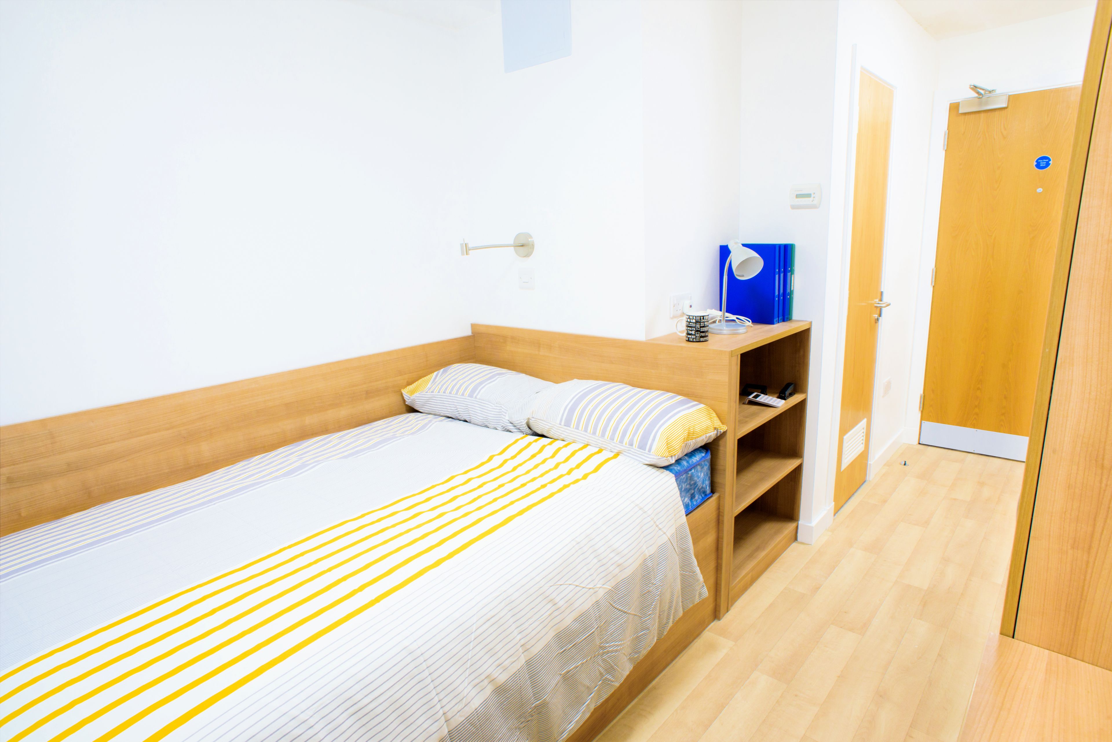 Een bureau, gratis wifi, beddengoed