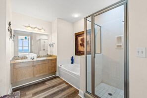 Apartment, 3 Schlafzimmer, Meerblick (2203) | Badezimmer | Duschwanne, Handtücher