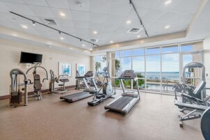 Ett gym med löpband, crosstrainers och styrketräningsmaskiner.