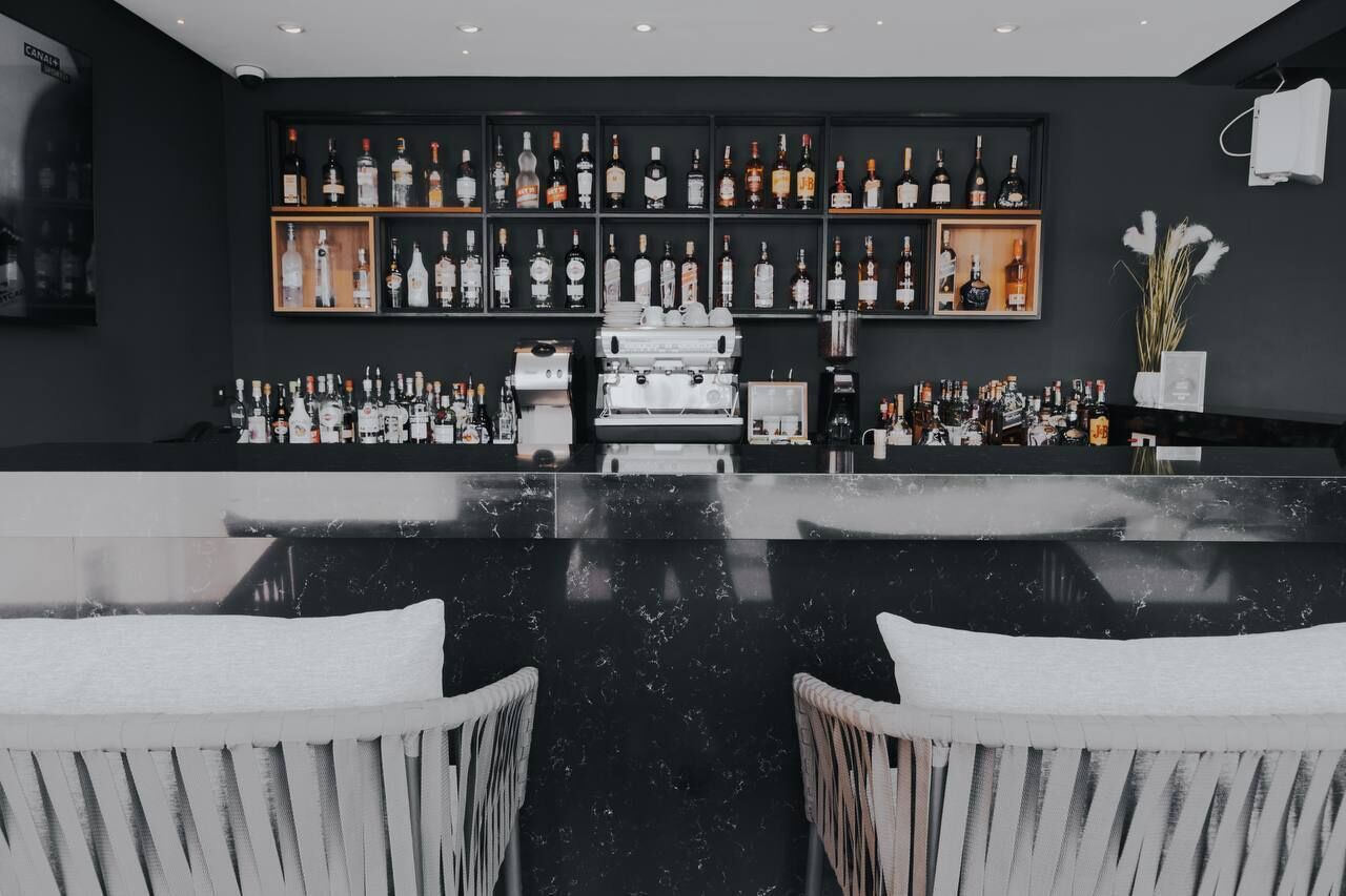 2 bars/lounges, swim-up bar, poolside bar