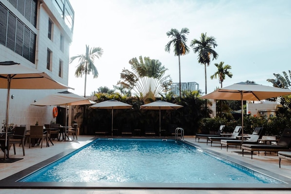 Außenpool, Liegestühle