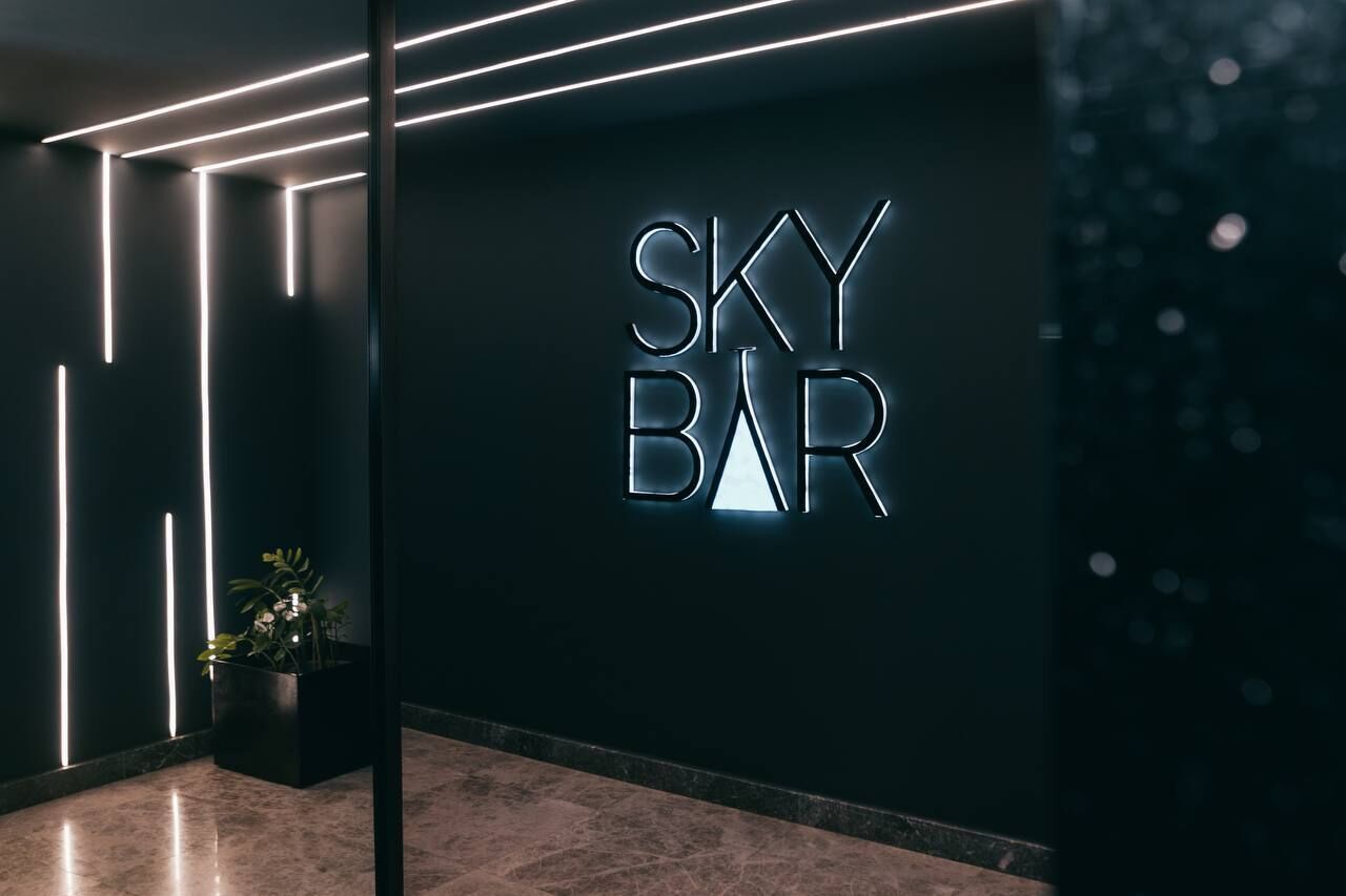 2 restaurants, breakfast, lunch, dinner served; international cuisine