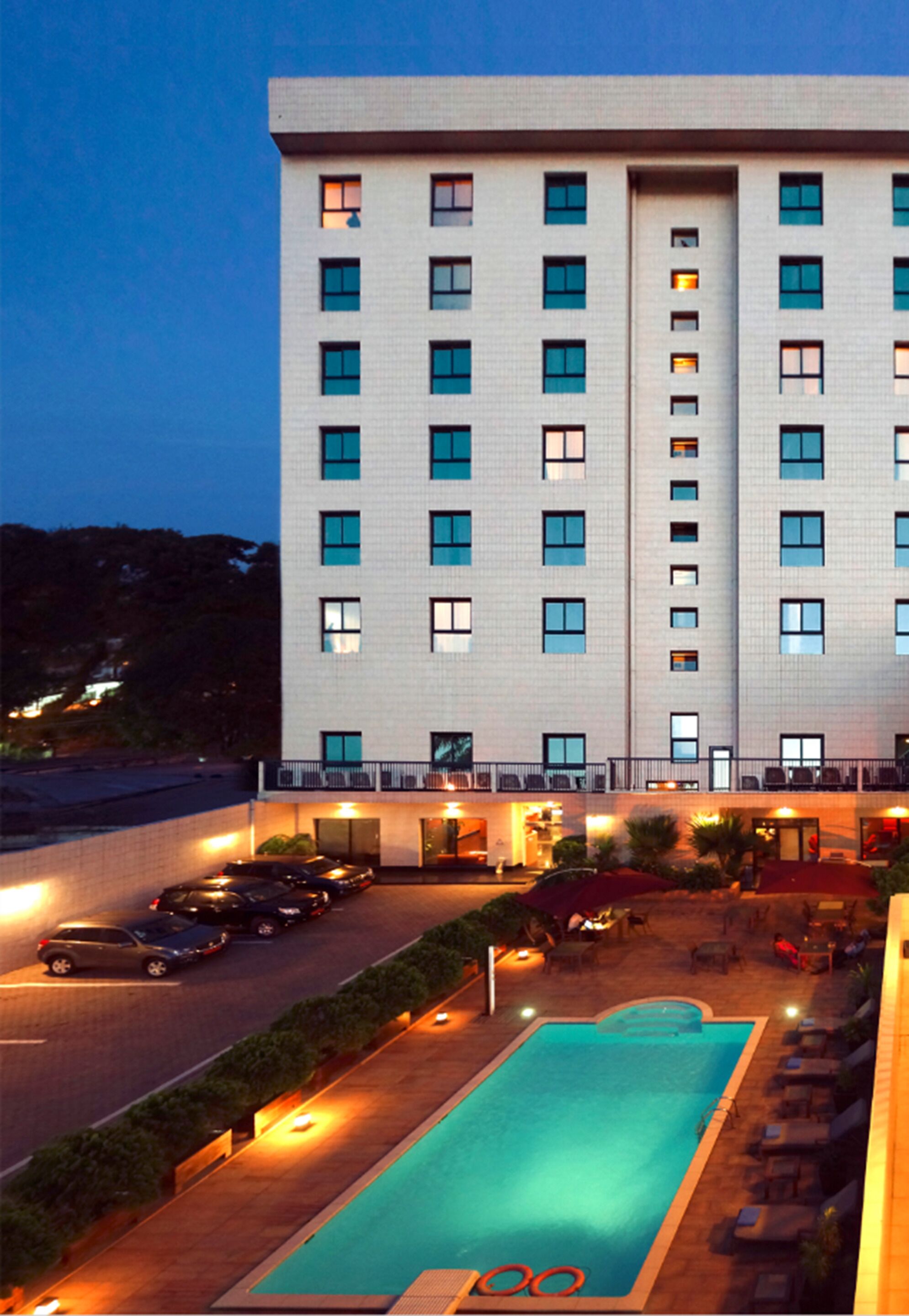 Een buitenzwembad en ligstoelen