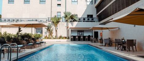 حمّام سباحة خارجي، مقاعد للتشمس