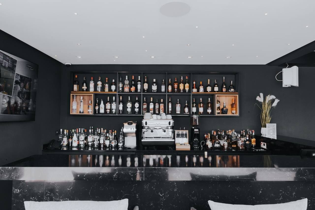 2 bars/lounges, swim-up bar, poolside bar