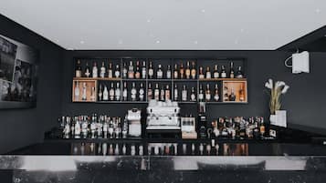 2 bars/lounges, swim-up bar, poolside bar