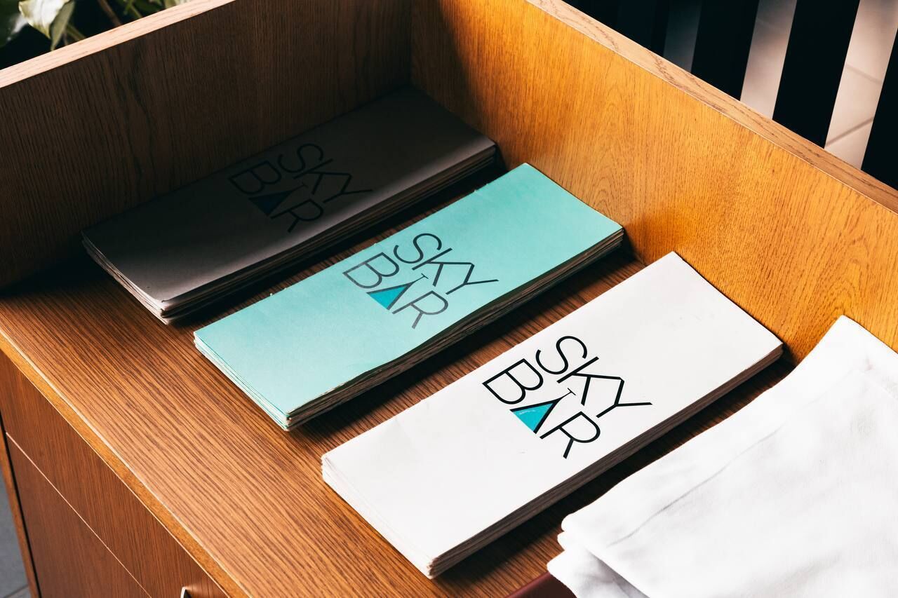 2 bars/lounges, swim-up bar, poolside bar