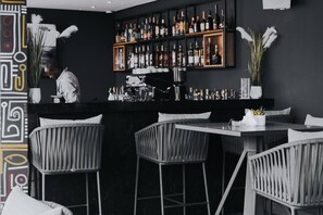 2 bares/lounges, bar molhado, bar ao lado da piscina