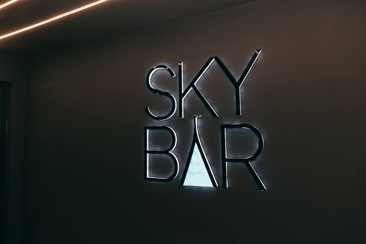 2 restaurants, breakfast, lunch, dinner served; international cuisine