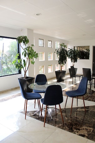 Daily cooked-to-order breakfast (MXN 150 per person)