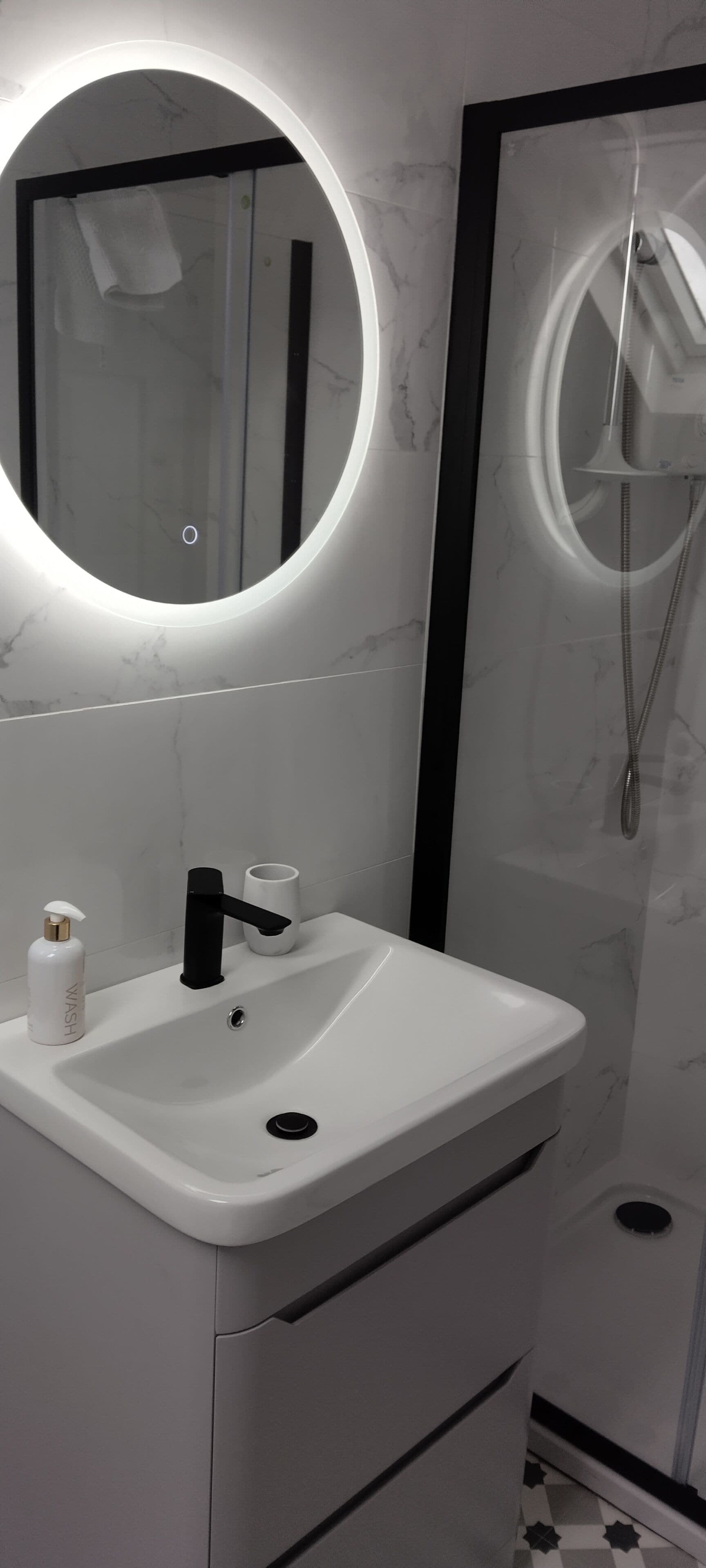Twin kamer | Badkamer | Een douche, gratis toiletartikelen, een haardroger