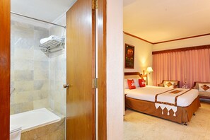 Habitación superior | Caja de seguridad en la habitación y escritorio 