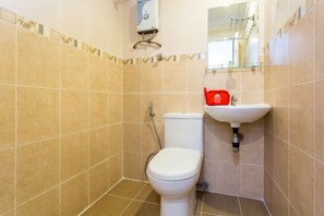 ห้องสแตนดาร์ดดับเบิล | ห้องน้ำ | ของใช้ในห้องน้ำฟรี, ไดร์เป่าผม, ผ้าเช็ดตัว, สบู่