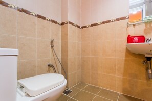 Standaard tweepersoonskamer | Badkamer | Gratis toiletartikelen, een haardroger, handdoeken, zeep