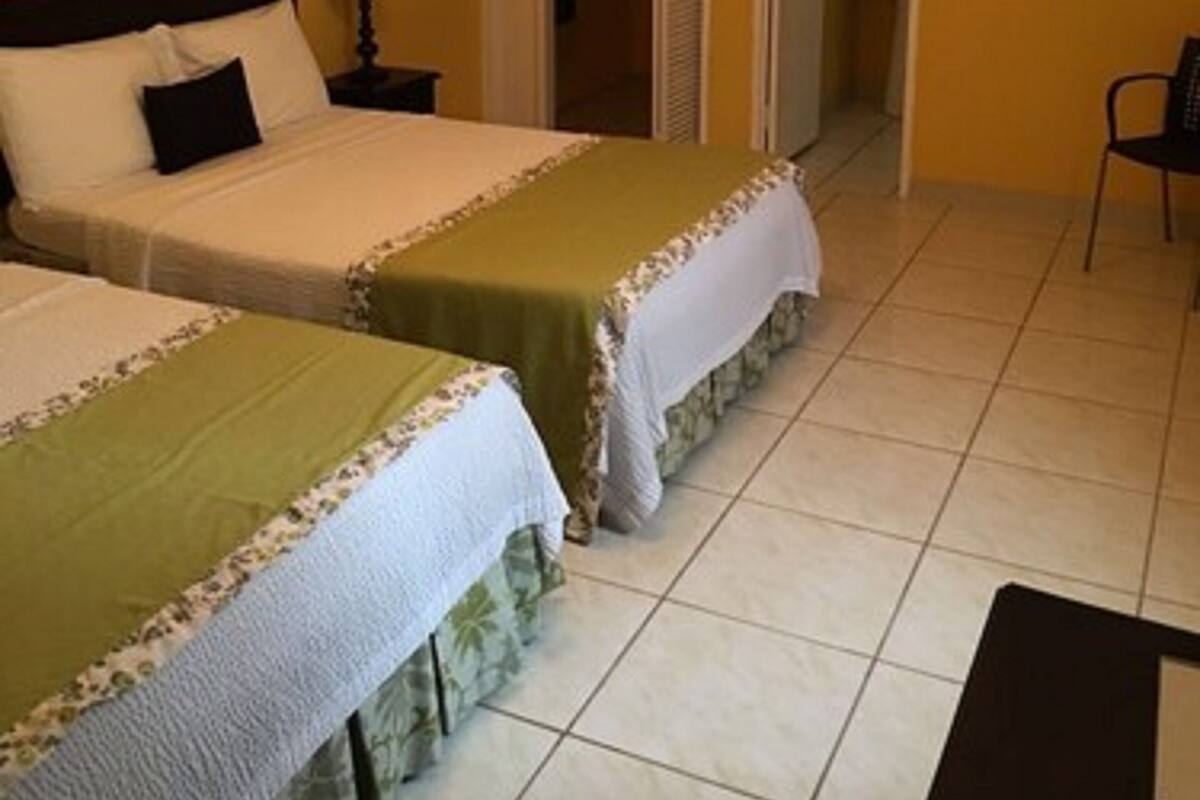 Ropa de cama de alta calidad y tabla de planchar con plancha