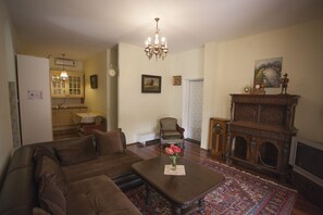 Chambre, salle de bain privée (Book Entire Villa) | Aire de séjour | Téléviseur