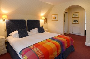 Escritorio, tabla de planchar con plancha y wifi gratis 