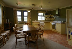 Standard Double or Twin Room (Cottage) | Private kitchen | Coffee/tea maker, electric kettle - Factors Inn & Cottage (Fort William)