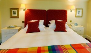Desk, iron/ironing board, free WiFi - Factors Inn & Cottage (Fort William)