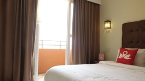 Dobbeltrom – standard | Safe på rommet, skrivebord og strykejern/-brett