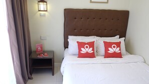 Standard Double Room | In-room safe, desk, iron/ironing board, rollaway beds - ZEN Rooms Malate Robinsons (Manila)