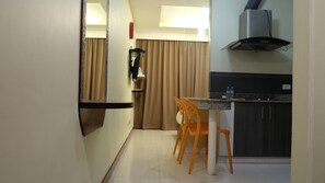 Standard-dobbeltværelse | Opholdsområde | 20-tommers fladskærms-tv med kabelkanaler, tv