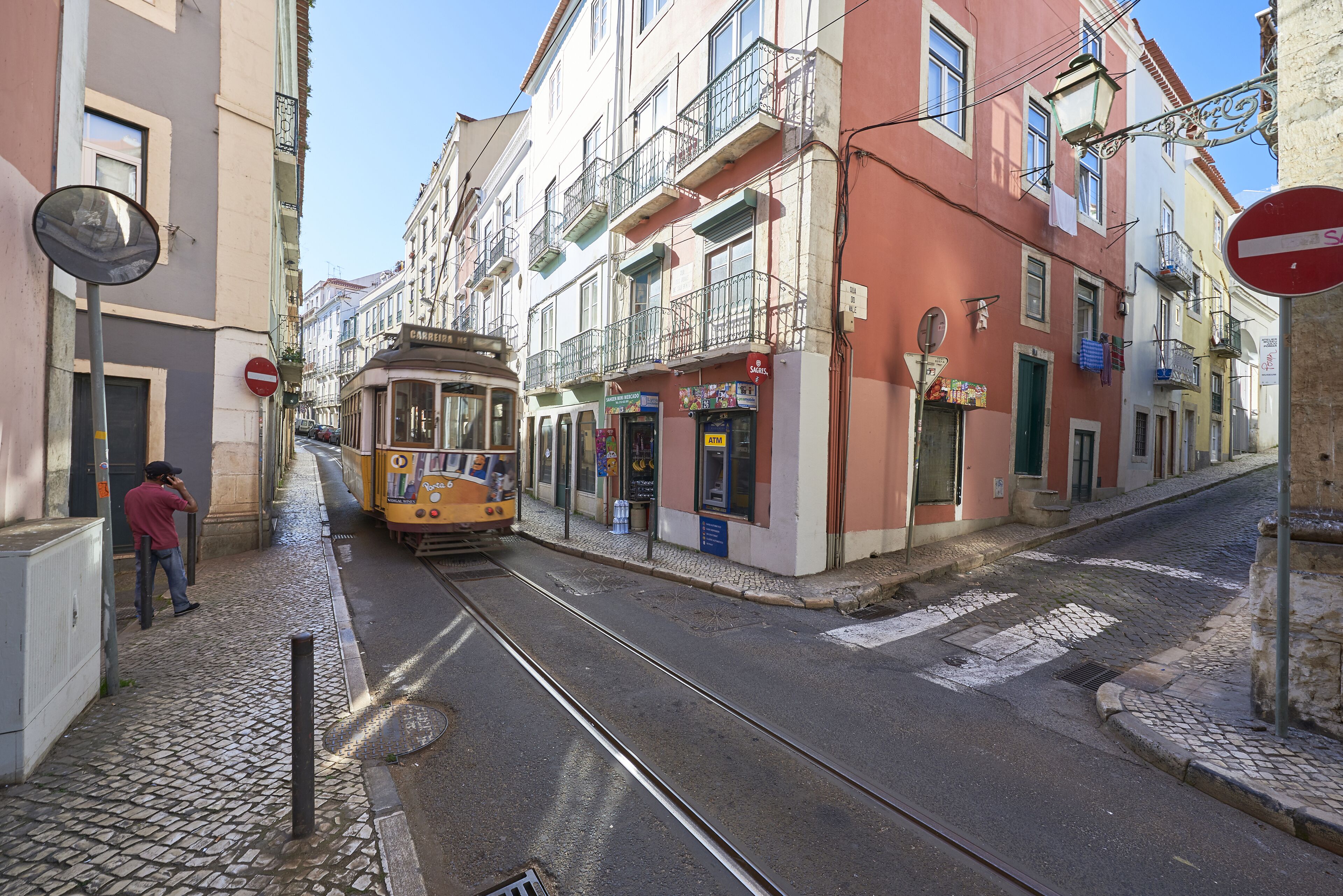 Un tramway sur une rue pavée dans une ville européenne.