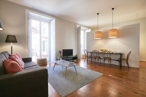 Flat-screen TV - Lisbon Five Stars Apartments Combro 7 (Lisbon)