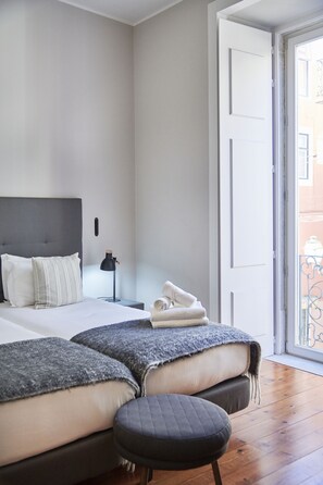 Desk, soundproofing, iron/ironing board, rollaway beds - Lisbon Five Stars Apartments Combro 7 (Lisbon)