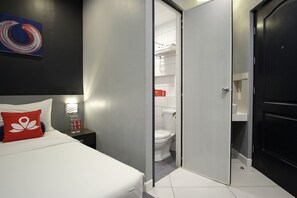 Superior Double Room | Free WiFi, bed sheets - ZEN Rooms Malate Nakpil (Manila)