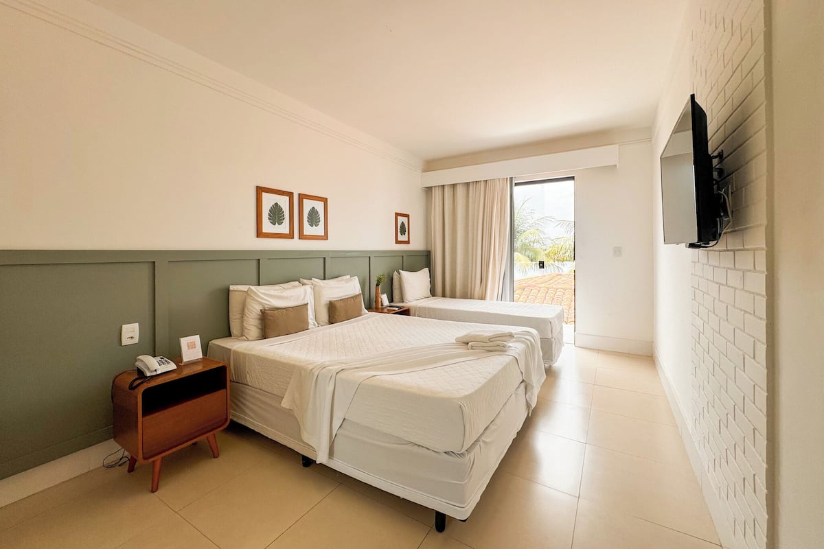 Chambre Triple Deluxe, plusieurs lits, salle de bains attenante, vue canal