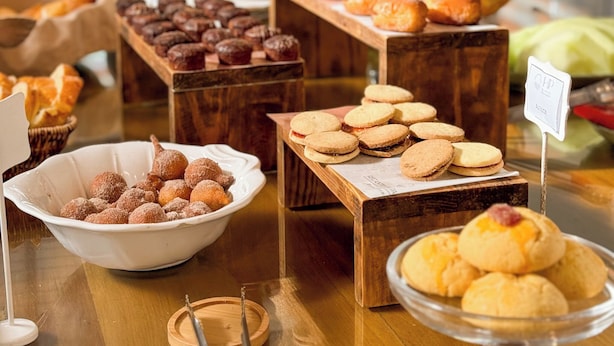 A buffet with various baked goods including cookies, muffins, and pastries. - Hotel Premium Recanto da Passagem (Cabo Frio)