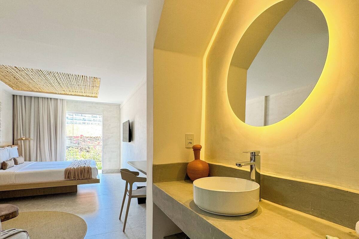 luxury suite, ensuite | 4 bedrooms, minibar, laptop workspace, blackout curtains