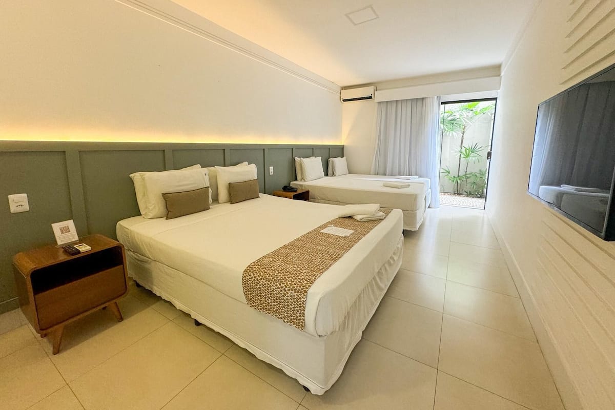4 habitaciones, minibar y espacio para trabajar con laptop