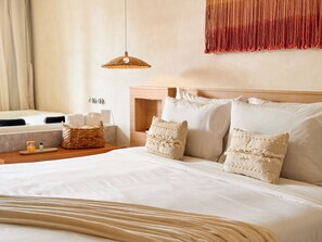 Premium Suite, Jetted Tub, Canal View | Minibar, laptop workspace, blackout drapes, iron/ironing board - Hotel Premium Recanto da Passagem (Cabo Frio)