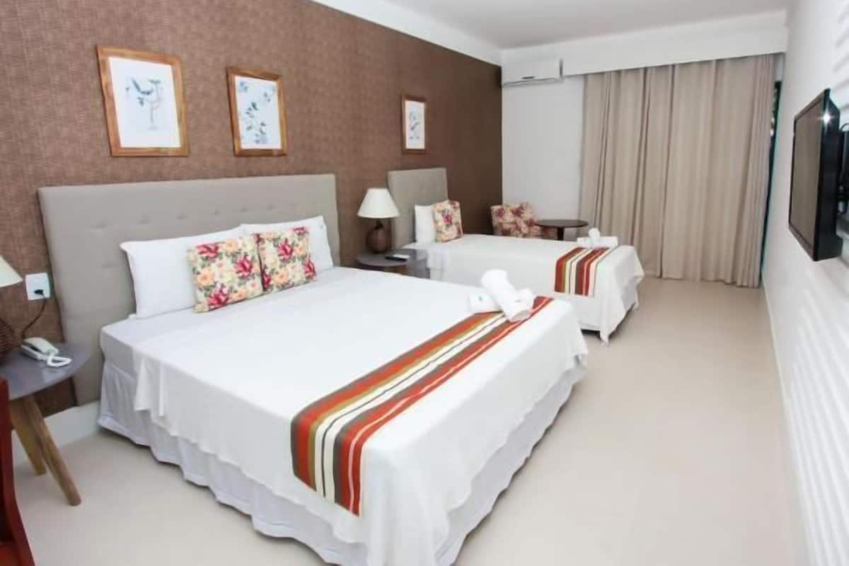 4 habitaciones, minibar y espacio para trabajar con laptop