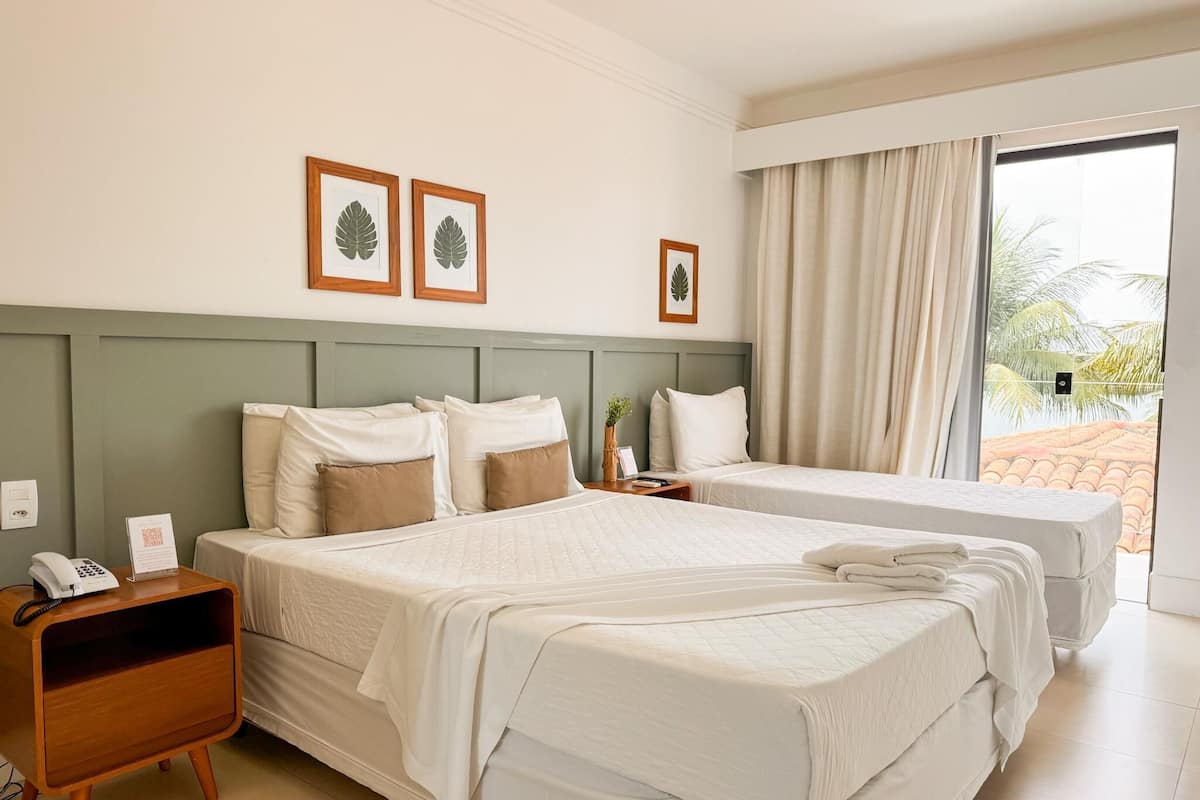 4 habitaciones, minibar y espacio para trabajar con laptop