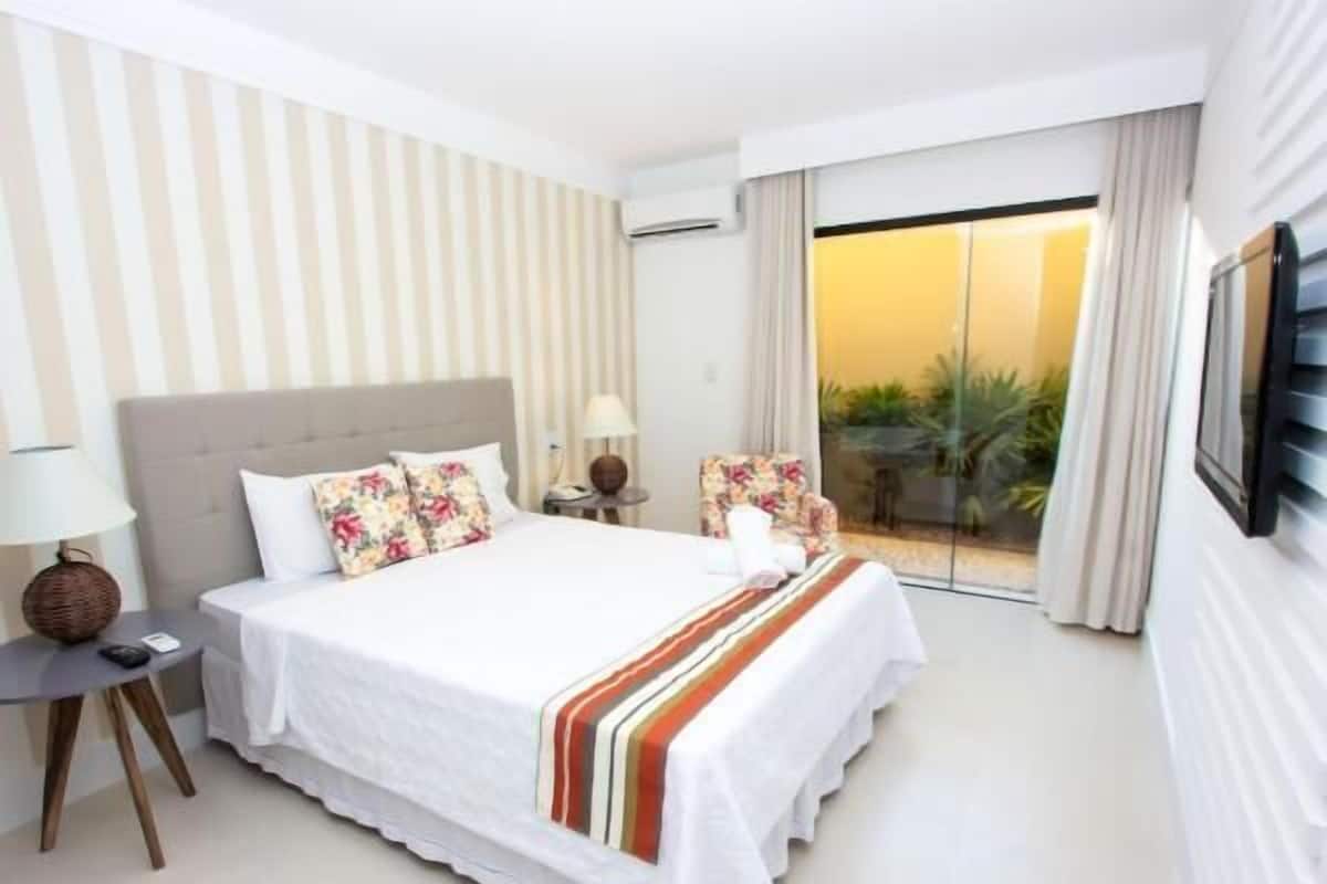 4 habitaciones, minibar y espacio para trabajar con laptop
