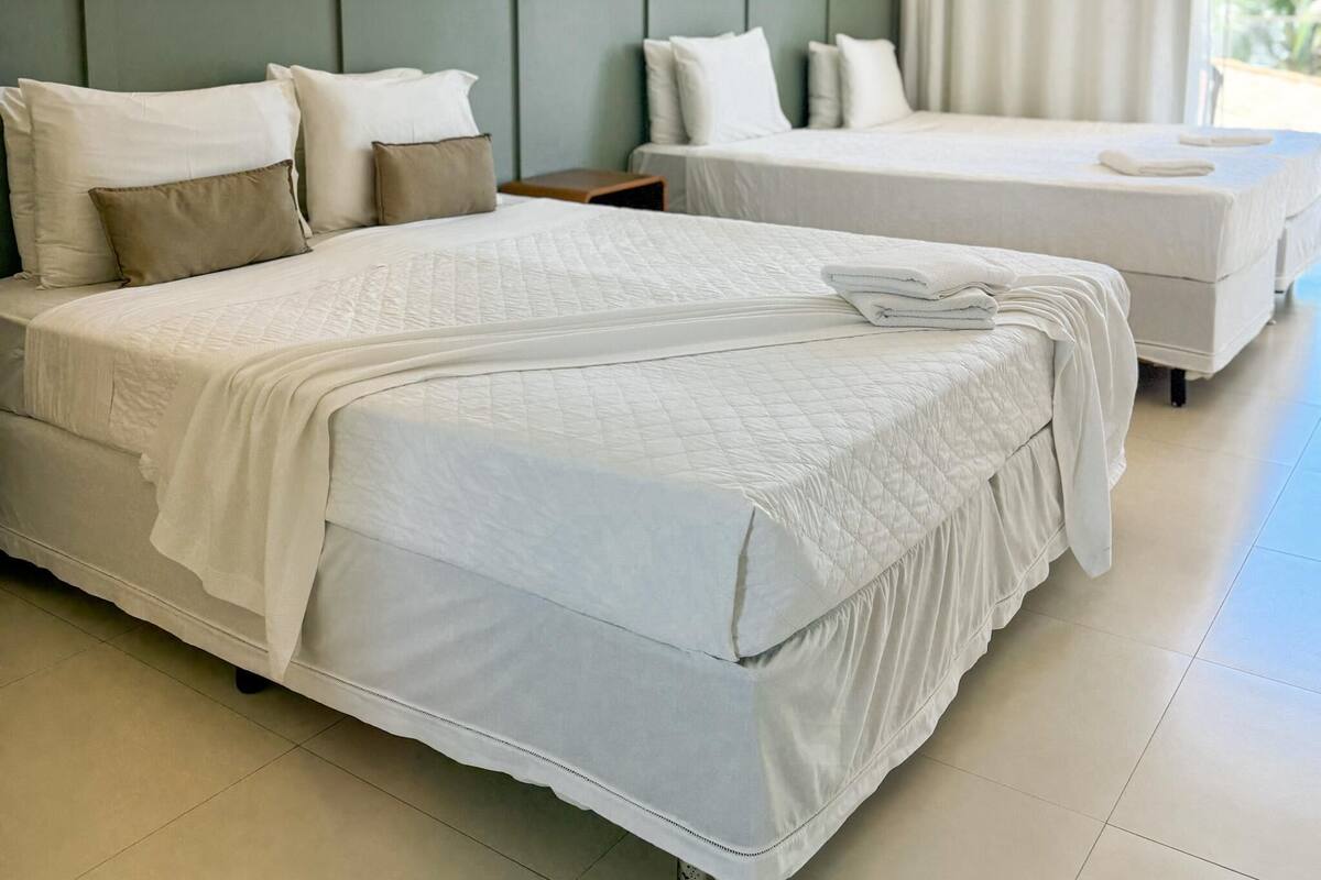 4 habitaciones, minibar y espacio para trabajar con laptop