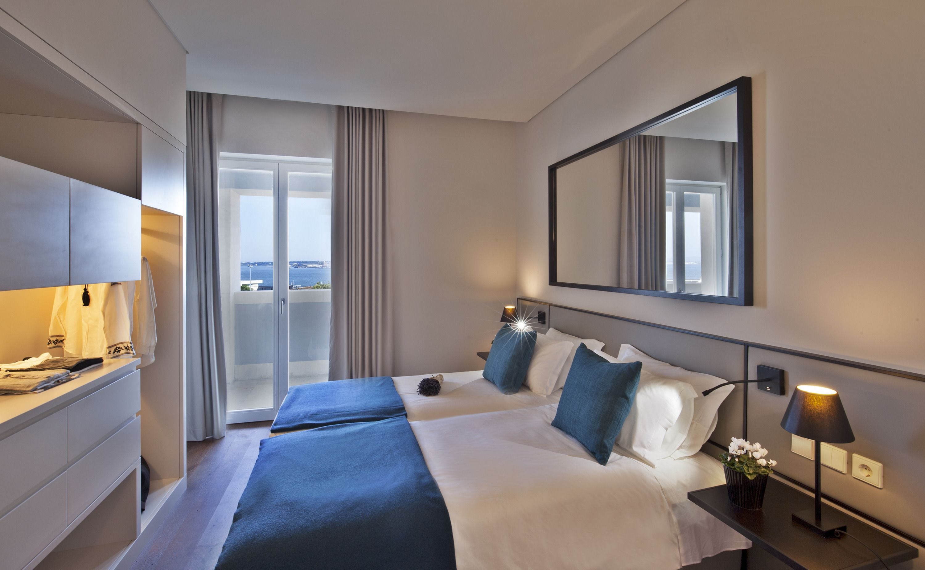 Cortinas blackout, insonorización y tabla de planchar con plancha 