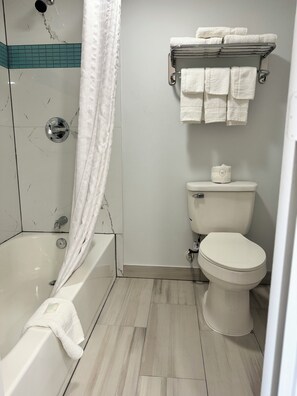 Ensemble douche/baignoire, baignoire relaxante profonde, sèche-cheveux