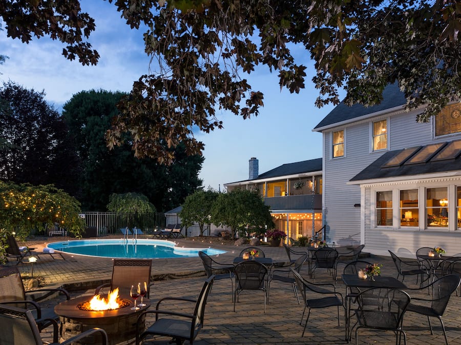 Een buitenzwembad, ligstoelen bij het zwembad