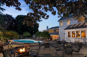 Una piscina al aire libre, sillones reclinables de piscina