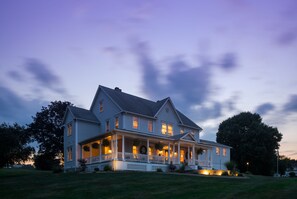 Majoituspaikan julkisivu illalla/yöllä