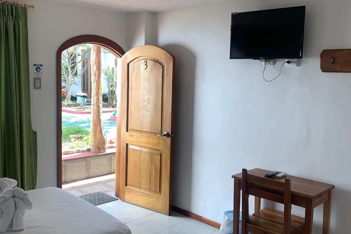 triple room | desk, blackout curtains, free wifi, bed sheets