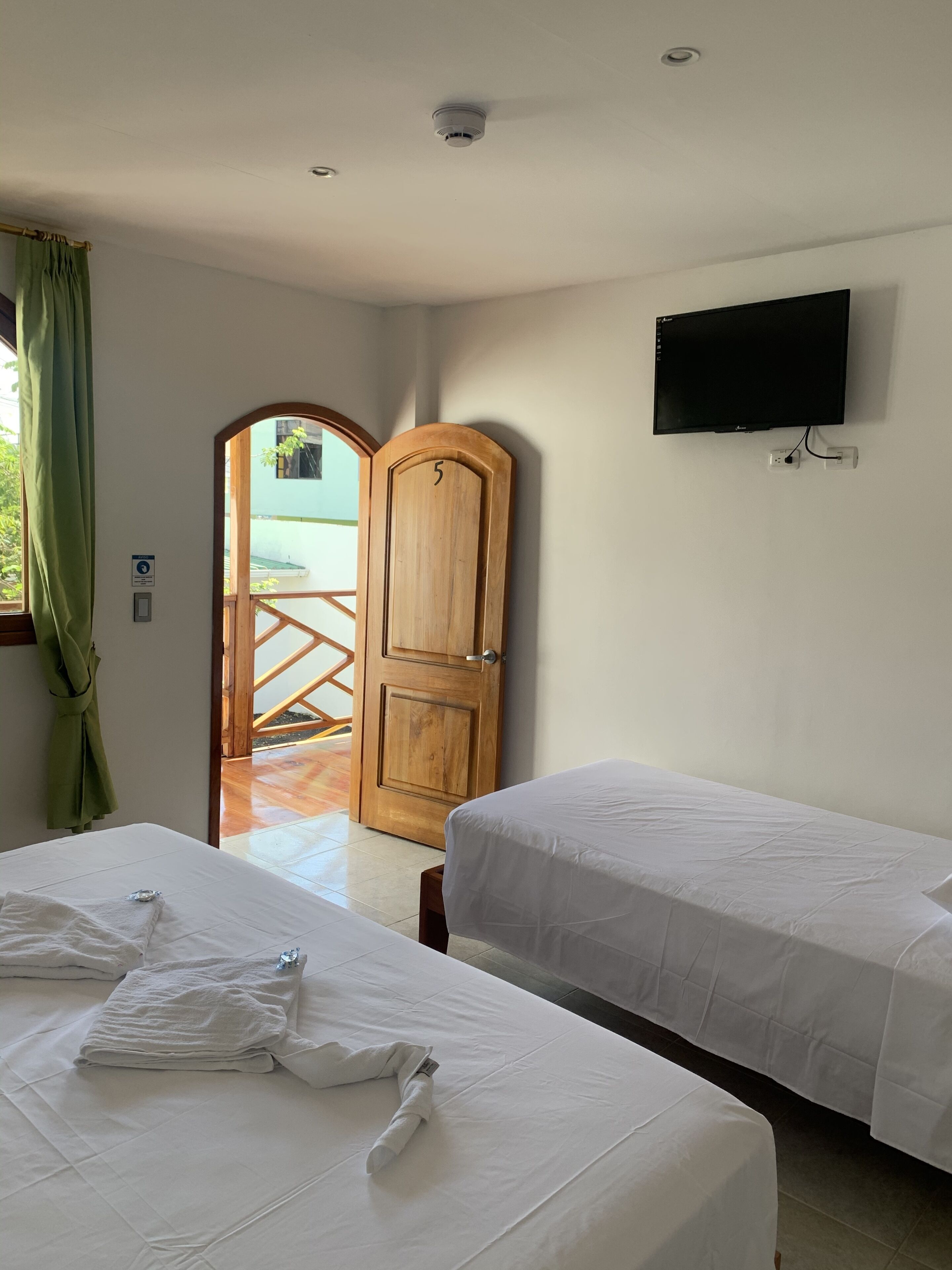 triple room | desk, blackout curtains, free wifi, bed sheets