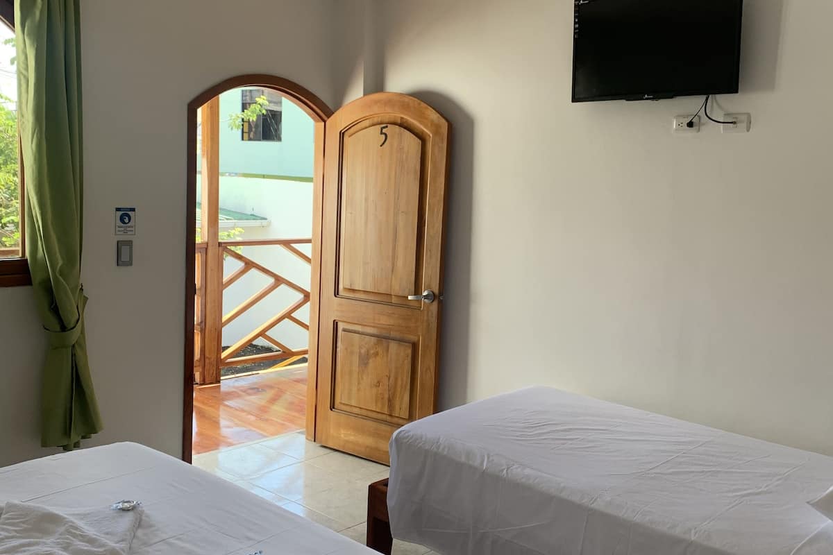 triple room | desk, blackout curtains, free wifi, bed sheets