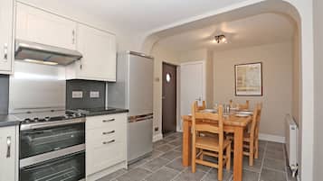 Casa de campo, 3 habitaciones, vistas al mar, mirando al mar (Lighthouse Cottage 2) | Cocina privada | Frigorífico, microondas, horno y placa de cocina