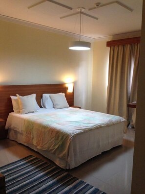 Een minibar, een kluis op de kamer, gratis wifi, beddengoed